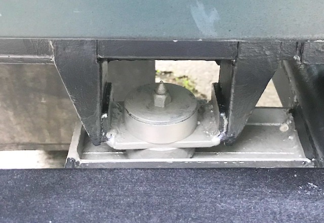 ランドローバー のボディマウントが腐食した BPJ 英国四輪駆動車部品販売